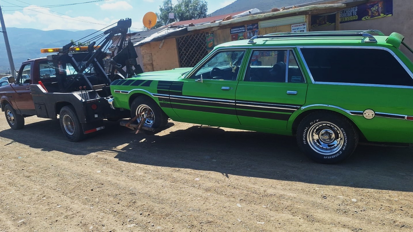 Operador junto a grúa