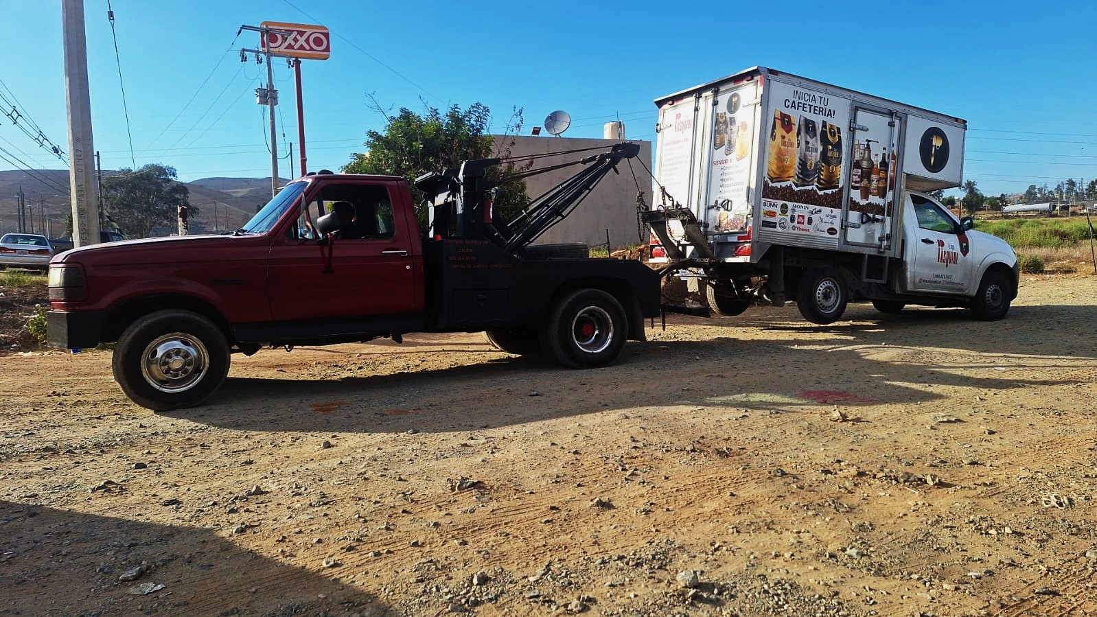 Grúa remolcando vehículo comercial